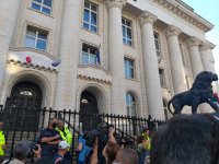 снимка 5 Протестиращи хвърляха каскети пред Съдебната палата
