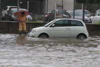 снимка 3 Реки преляха заради порои в Милано и наводниха части от града (Снимки)