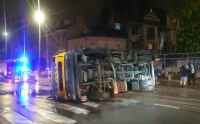 Камион за сметосъбиране се обърна в центъра на София