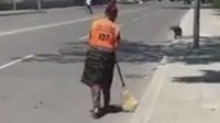 След видео във Фейсбук: Уволниха служителка на чистотата, замела боклуци в шахта в Бургас