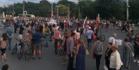 18-и ден на протест в София: Блокираха Орлов мост, свински уши и пърформанс пред МС (ОБЗОР)