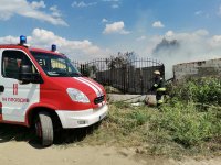 снимка 3 Пожар избухна в автоморга край Пловдив (Снимки)
