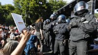 45 полицаи пострадаха в Берлин по време на протестите срещу COVID ограниченията