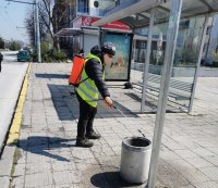 Продължава дезинфекцията на спирките на градския транспорт в Пловдив