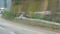 Кола се заклещи между мантинела и подпорна стена на Е-79 край Железница
