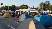 Блокадите в центъра на София остават. Цяла нощ протестиращи пазят палатковите лагери