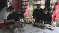 Деца с увреждания се учат да готвят в специално направена сладкарница