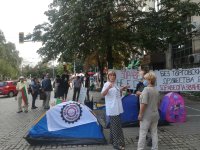 Медицински сестри разпънаха палатки пред Здравното министерство