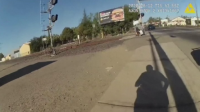 Полицайка спаси мъж в инвалидна количка, заседнал на жп релси в Калифорния