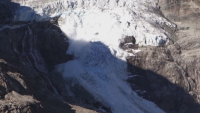 Ледник в швейцарските Алпи се разцепи на две
