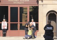 снимка 4 Жена опита да влезе в президентството, наложи се намеса на полицията