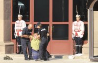 снимка 1 Жена опита да влезе в президентството, наложи се намеса на полицията