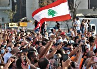 Протестиращи в Бейрут искат оставката и на президента
