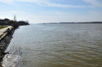 Издирват 13-годишно момче, скочило във водите на Дунав