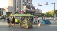 Блокадата на кръстовището пред Община Варна остава