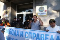 КПКОНПИ: Блокадата на сградата на комисията е нарушение на закона