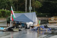 Дъждът наводни мазета и улици, вятърът събори шатрите на протестиращите при СУ