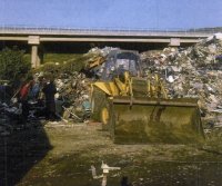Разчистват отпадъците под моста на магистрала „Струма“