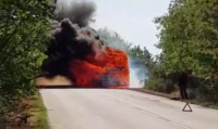 Вижте кадри от изгорелия на пътя автобус, превозващ военнослужещи