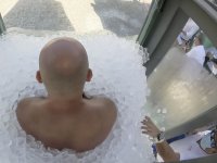 снимка 6 Австриец прекара над 2,5 часа в контейнер с лед и счупи световния рекорд (СНИМКИ)