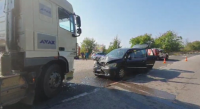 Жена пострада при челен удар между кола и камион на пътя Хасково - Кърджали