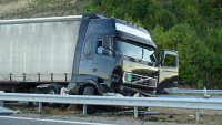 Катастрофа между два тира и цистерна блокира пътя Русе-Варна, няма пострадали