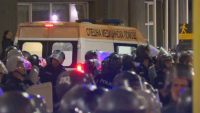 10 полицаи са ранени при сблъсъците, трима протестиращи са в болница
