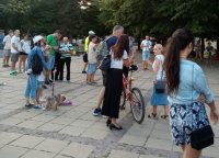 Без шествие, а с открит микрофон на протеста във Варна