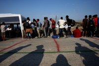 Гърция ще построи постоянен център за мигранти на остров Лесбос