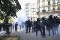 Сълзотворен газ и арести на протестите в Париж