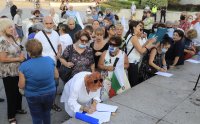 Протест пред НДК: Събират подписка за импийчмънт на президента