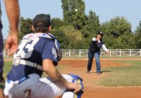 снимка 2 Посланик Херо Мустафа демонстрира бейзболни умения