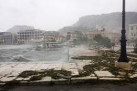 Плавателен съд с 55 мигранти бедства заради бурята в Гърция