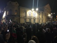 76-а вечер на протест в София: Спор между протестиращи и полиция пред старата сграда на парламента