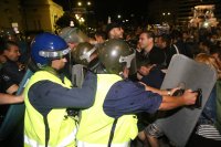 Полицай е ранен в главата след удар от камък на снощния протест