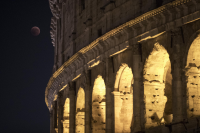 Задържаха турист в Италия, драскал по Колизеума