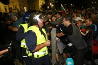Трима пострадали полицаи на снощните сблъсъци пред старата сграда на парламента (ОБЗОР)