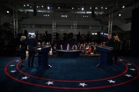 снимка 4 Първият дебат Тръмп - Байдън: Остри реплики, обиди и престрелки с водещия (СНИМКИ)