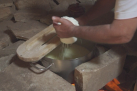 Стар занаят - нови технологии: Как в Гърция учат младите да правят сирене