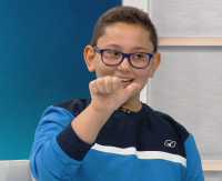 10-годишно дете научи езика на жестовете, за да помага на глухи хора