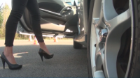 Жени демонстрират шофьорски умения в "Рали на високи токчета"