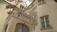 Още една емблематична сграда във Варна се руши