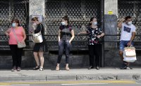 В Сърбия: Задължителни маски и на открито, без масови събирания, заведенията ще работят до 23 ч