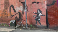 Банкси призна за своя творба Момичето с велосипедната гума