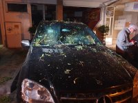 снимка 3 Огромен клон падна върху три автомобила в центъра на Варна