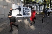 След решението за абортите: По̀ католици от папата ли са в Полша