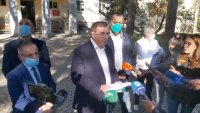 Здравният министър: Нямаме притеснения за недостиг на легла, а за силата на българските медици