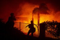 Над 60 000 души са евакуирани заради пожари в Калифорния