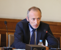 Министър Красимир Вълчев се самоизолира заради контакт със заразен