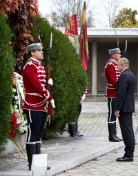 снимка 3 Радев, Каракачанов и висши военнослужещи присъстваха на панихида в памет на българските воини
